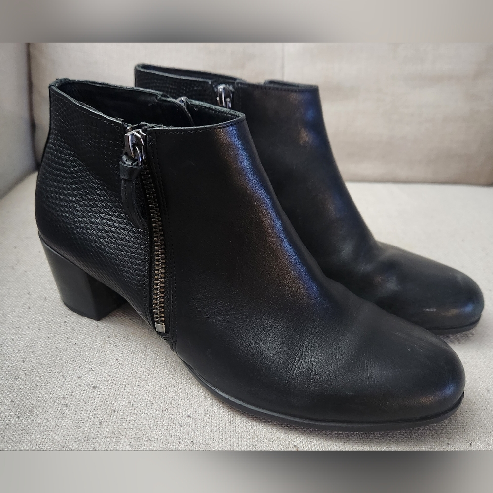 Ecco Heeled Boots with Zippers in Black. 7.5